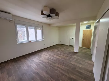 Crveni Pevac | 4zida.rs