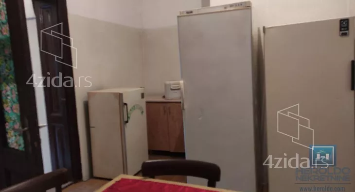 Poslovna zgrada | 4zida