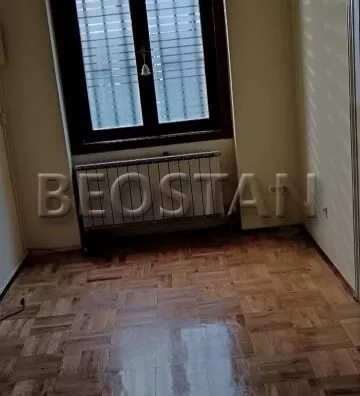 Šestoiposoban stan | 4zida