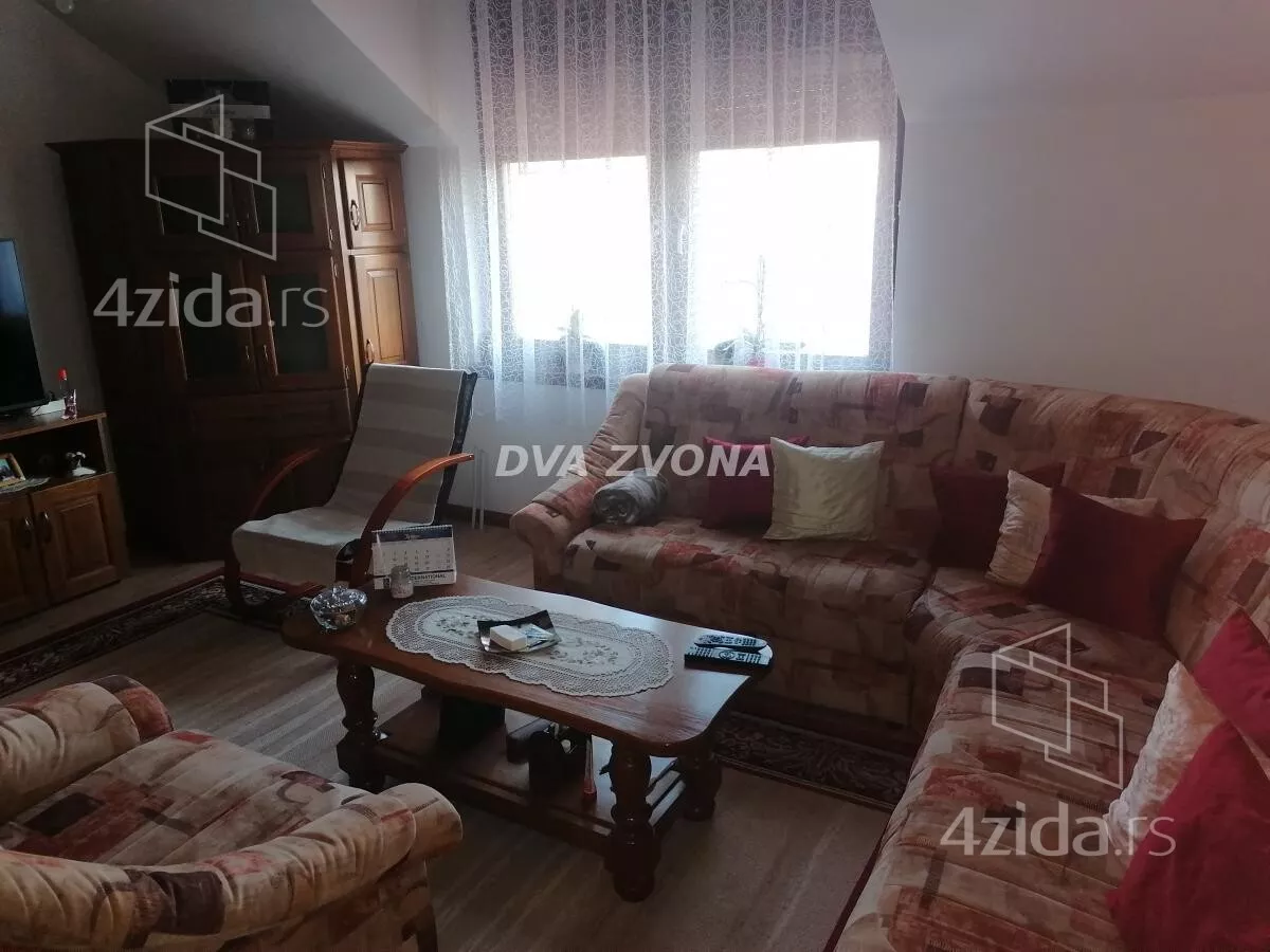 Poslovna zgrada | 4zida