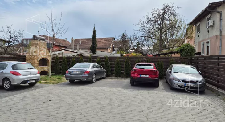 Poslovna zgrada | 4zida