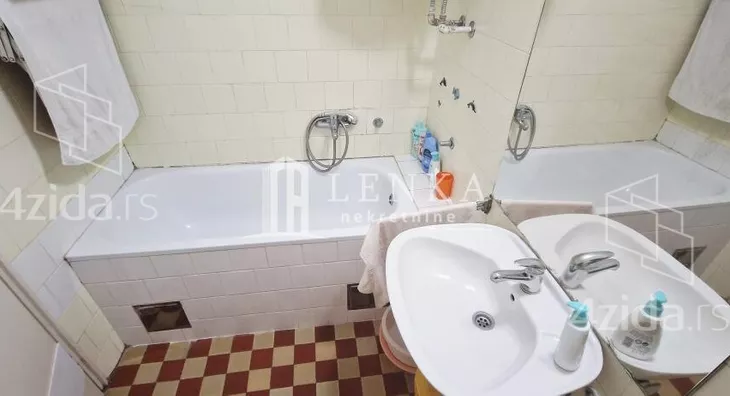 Četvoroiposoban stan | 4zida