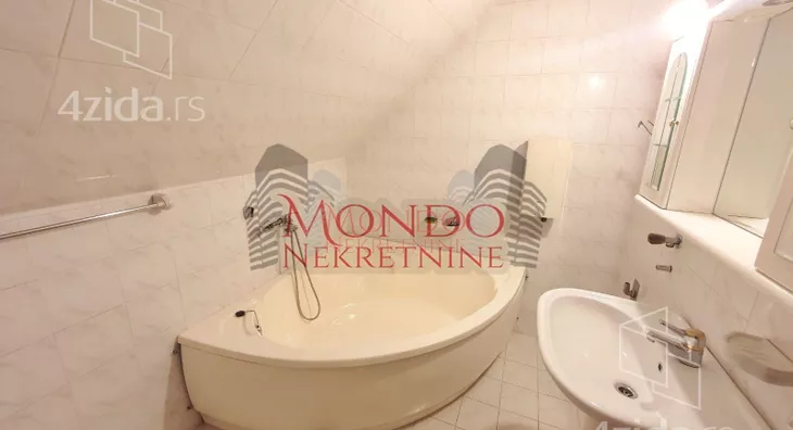 Poslovna zgrada | 4zida