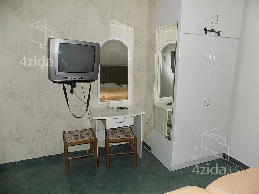 Poslovna zgrada | 4zida