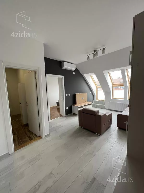 Šestosoban stan | 4zida