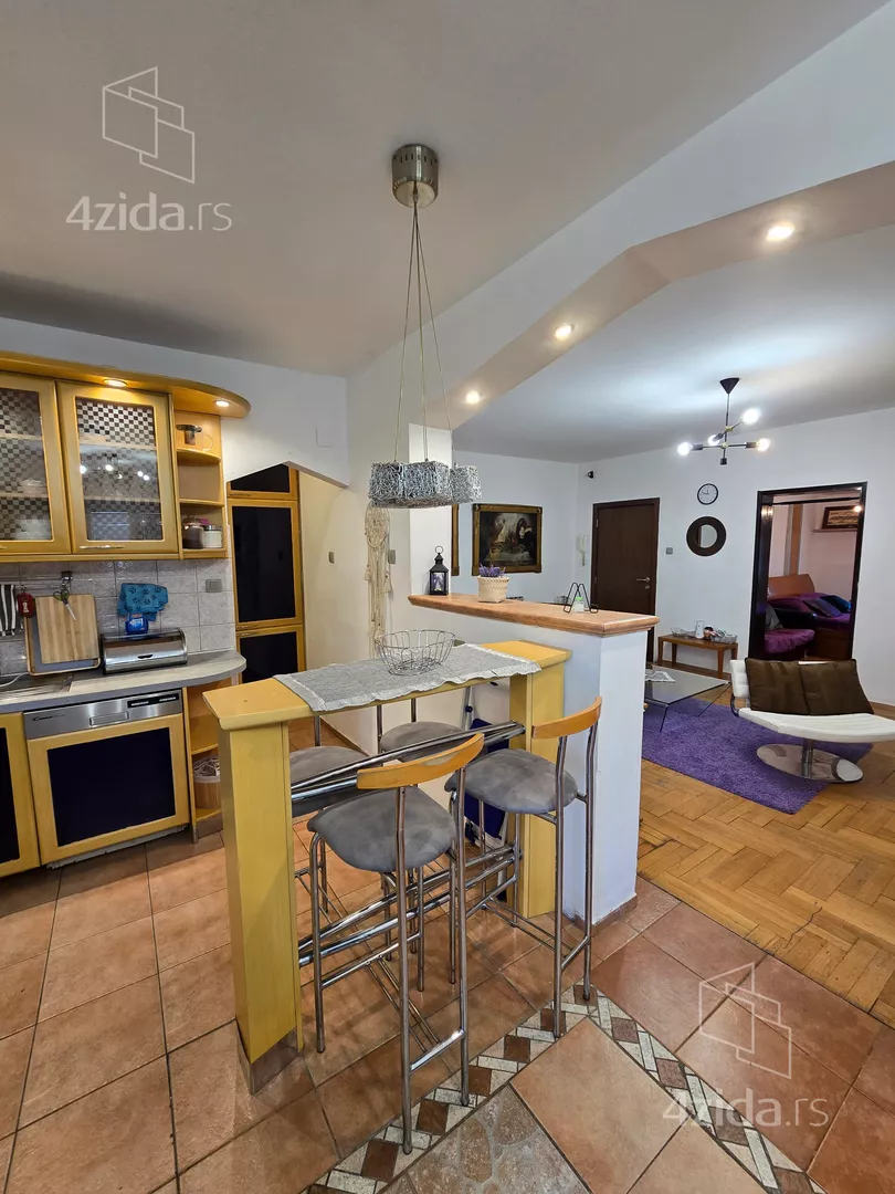 Šestosoban stan | 4zida