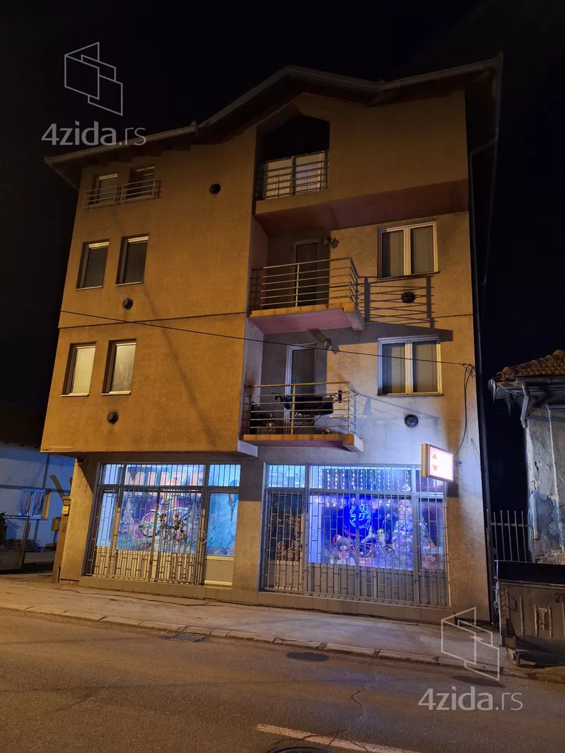 Poslovna zgrada | 4zida