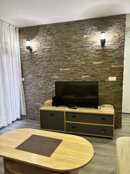 Sedmog Jula 77A | 4zida.rs