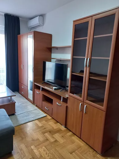 Lasla Gala | 4zida.rs