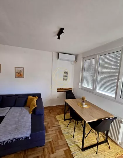 Crveni Pevac | 4zida.rs