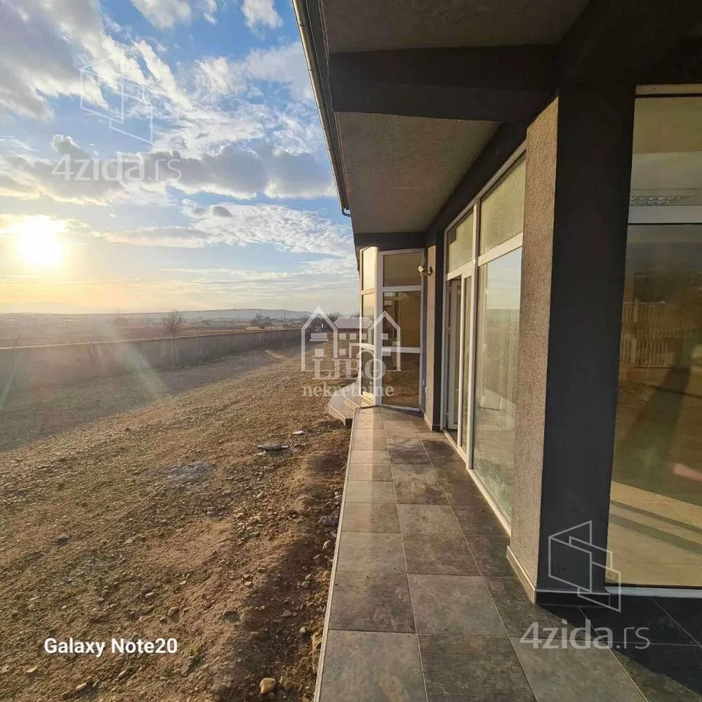 Poslovna zgrada | 4zida