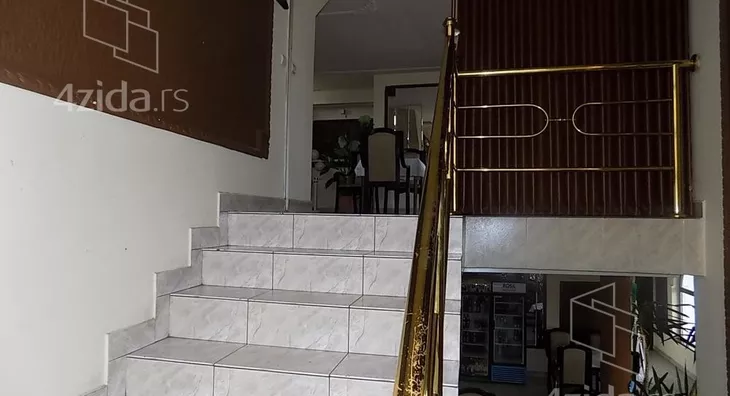 Poslovna zgrada | 4zida