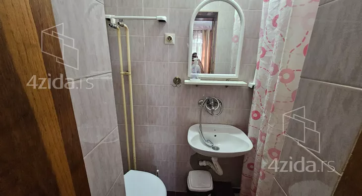 Poslovna zgrada | 4zida