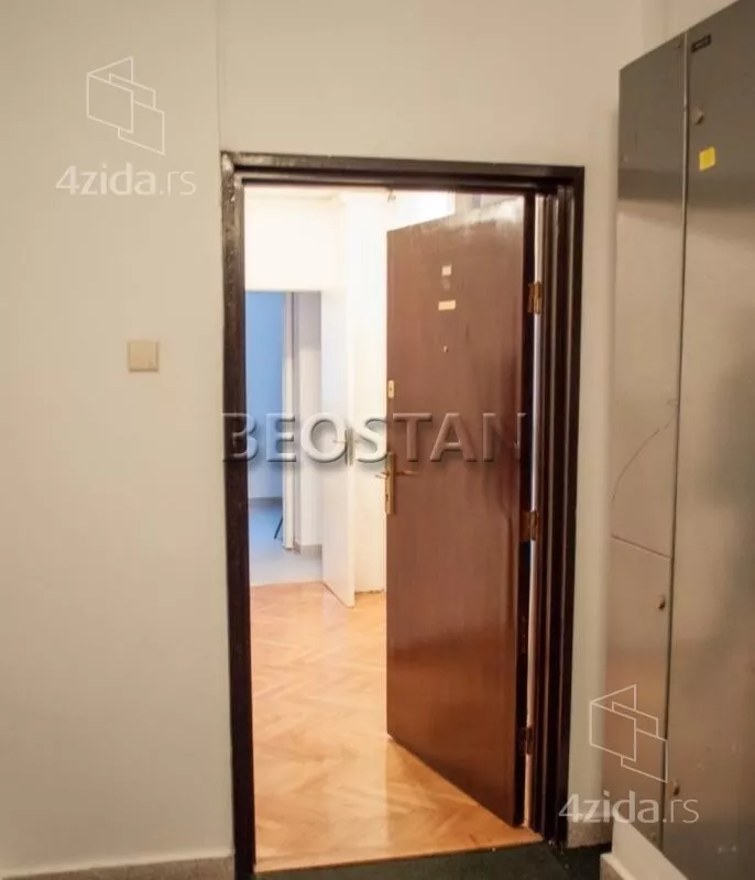 Šestoiposoban stan | 4zida