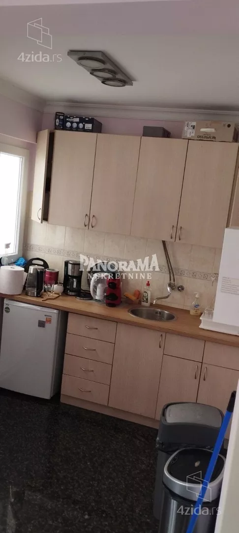 Poslovna zgrada | 4zida