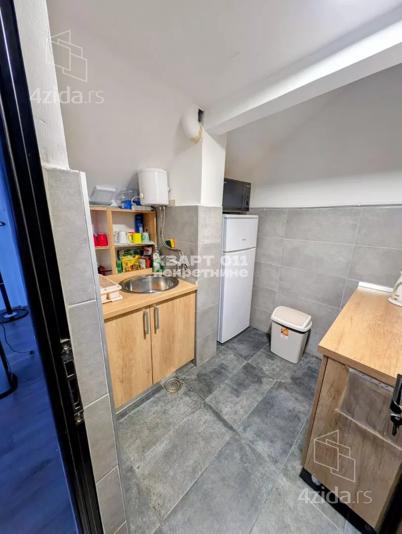 Poslovna zgrada | 4zida