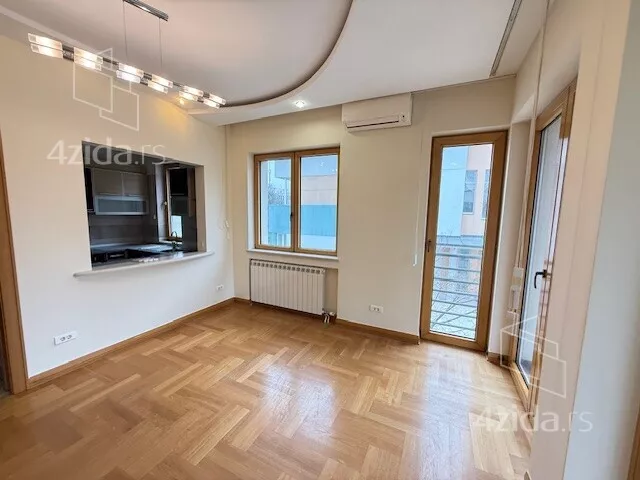 Šestosoban stan | 4zida