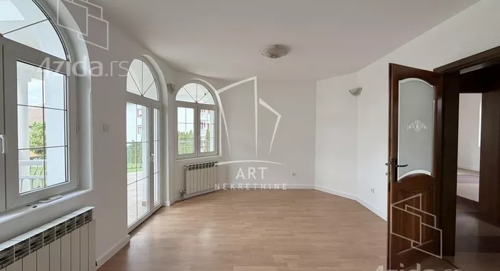 Poslovna zgrada | 4zida