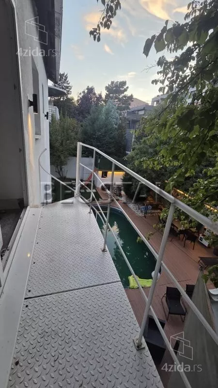 Šestoiposoban stan | 4zida