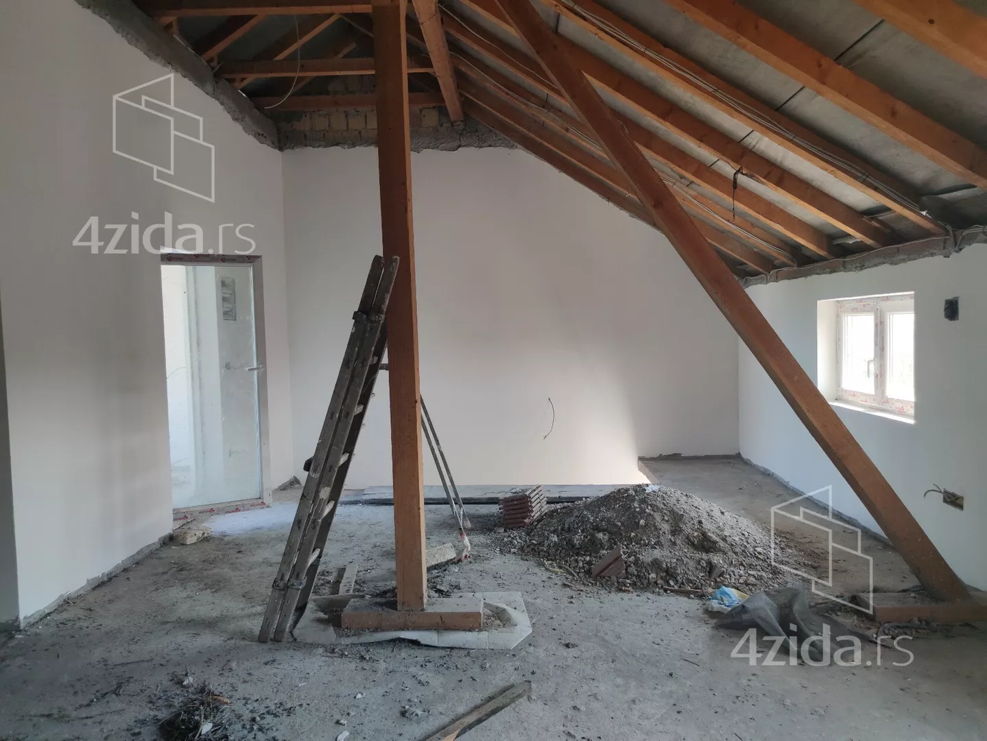 Troiposoban stan | 4zida