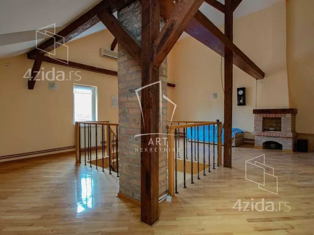 Šestoiposoban stan | 4zida