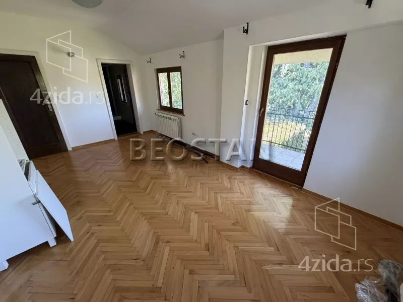Šestoiposoban stan | 4zida