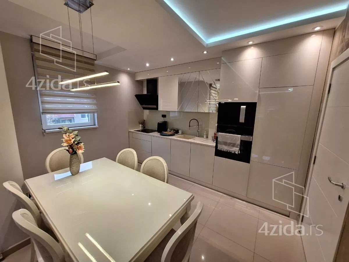 Petosoban stan | 4zida