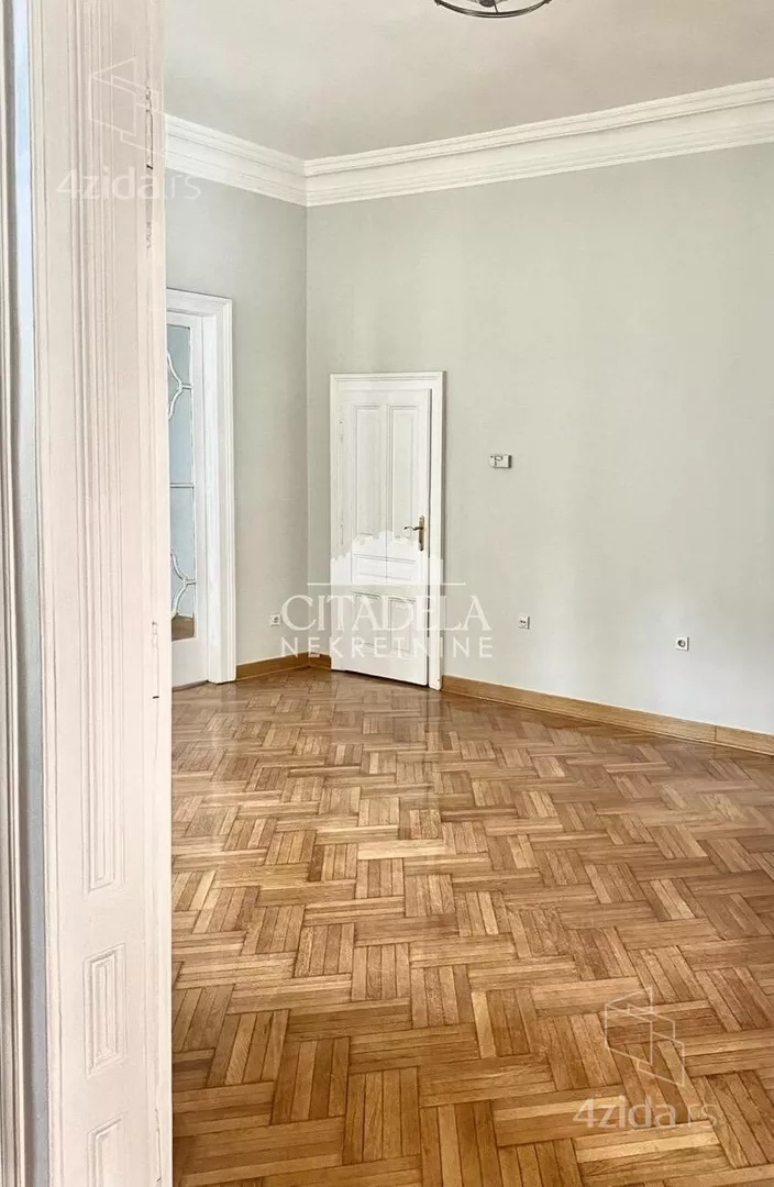 Šestoiposoban stan | 4zida