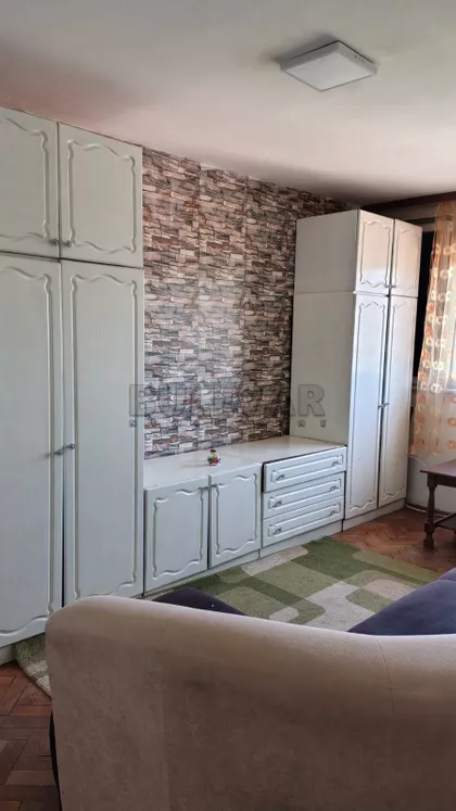 Crvene zastave | 4zida.rs