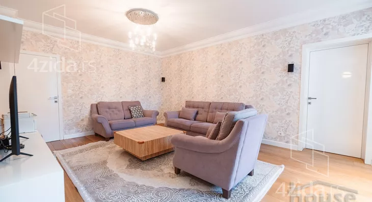 Šestosoban stan | 4zida