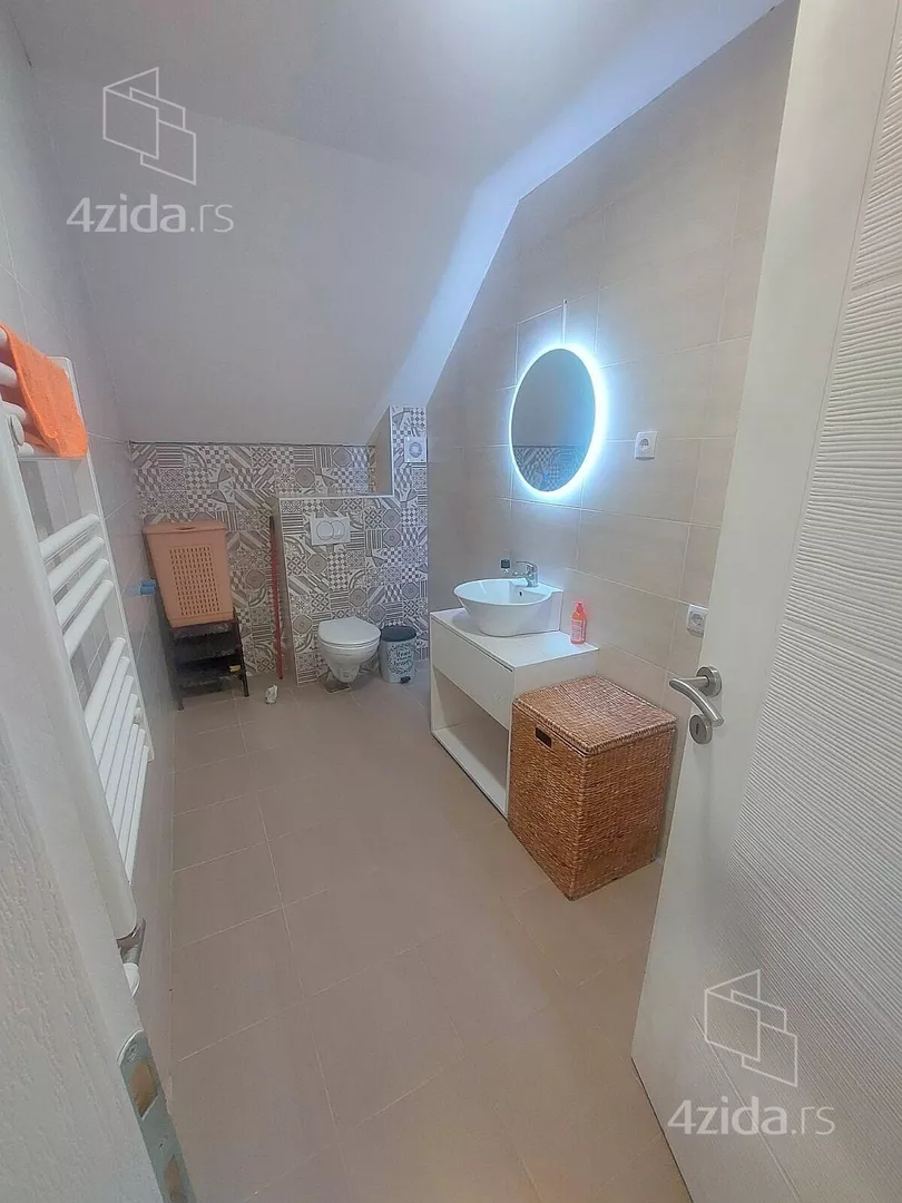 Četvoroiposoban stan | 4zida