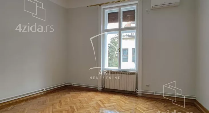 Šestoiposoban stan | 4zida