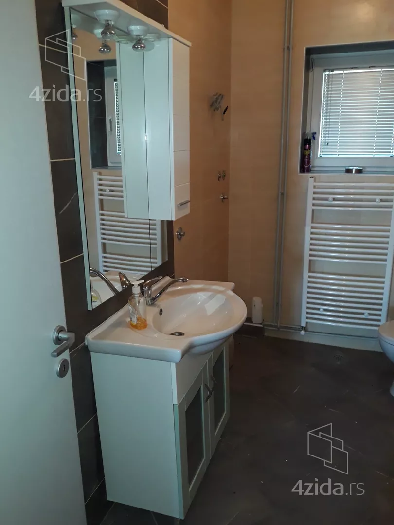 Poslovna zgrada | 4zida