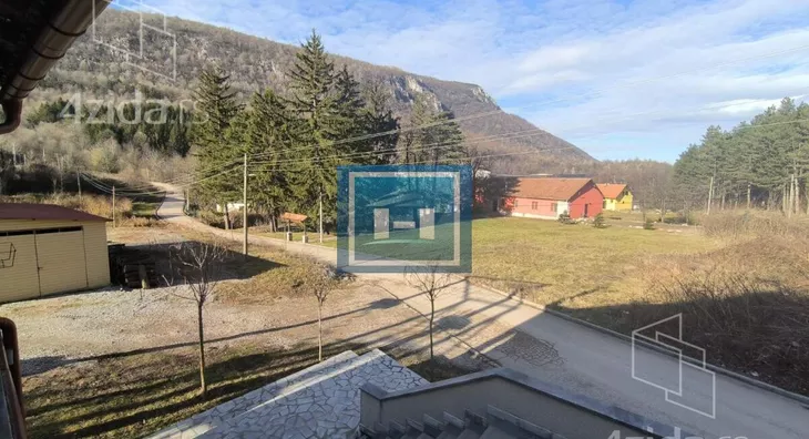 Poslovna zgrada | 4zida