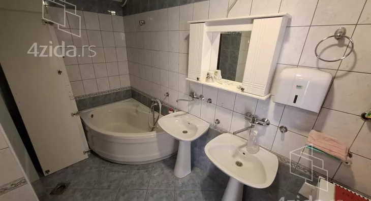 Šestosoban stan | 4zida