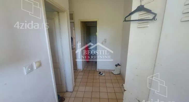 Poslovna zgrada | 4zida