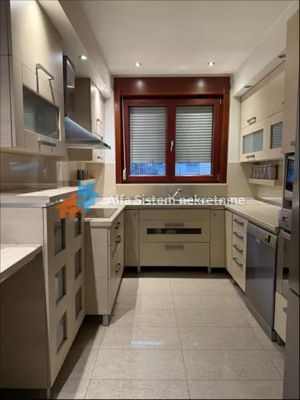 Julino Brdo | 4zida.rs