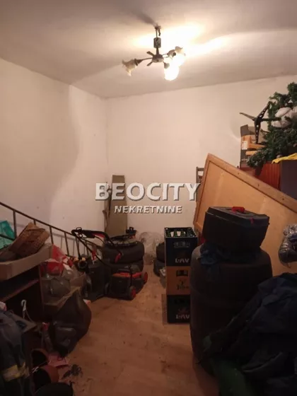 Vase Ostojića | 4zida.rs