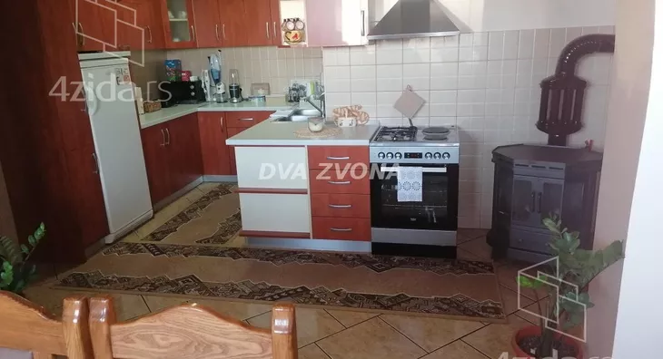 Poslovna zgrada | 4zida