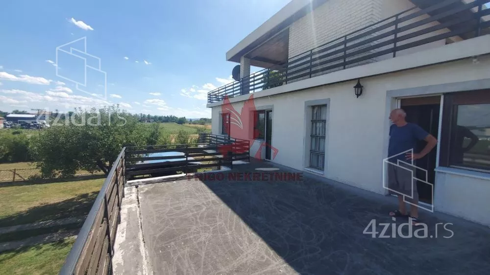 Šestoiposoban stan | 4zida