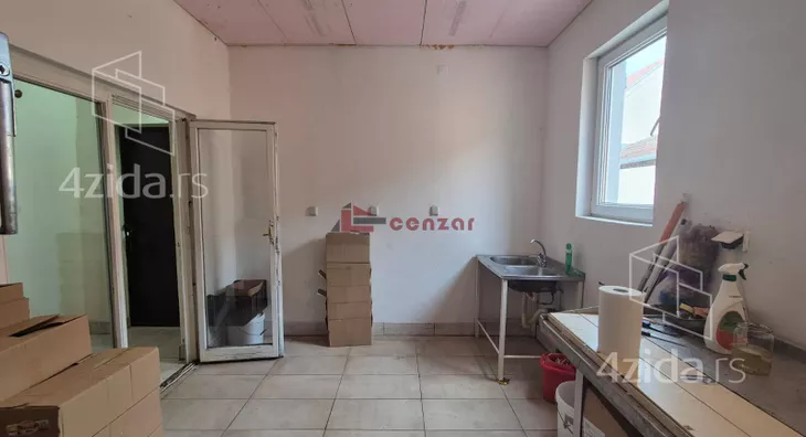 Poslovna zgrada | 4zida