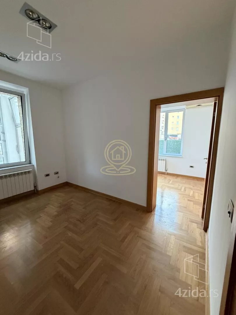 Poslovna zgrada | 4zida