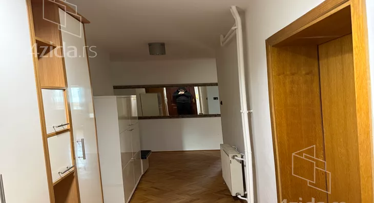 Četvoroiposoban stan | 4zida