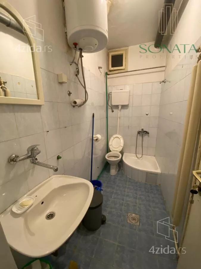 Poslovna zgrada | 4zida