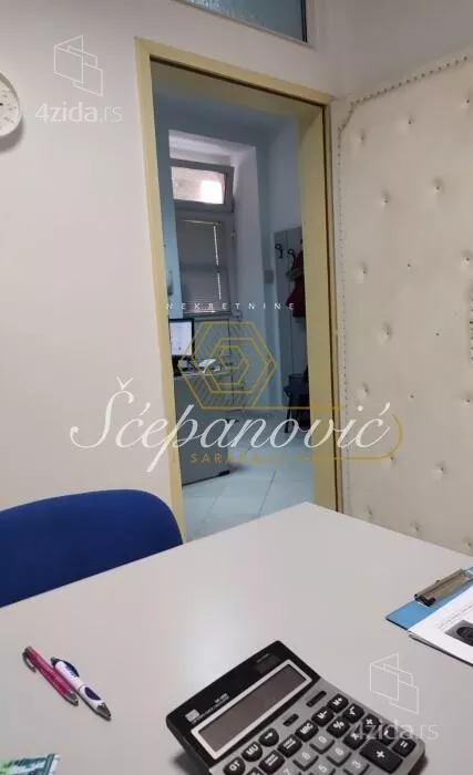 Poslovna zgrada | 4zida