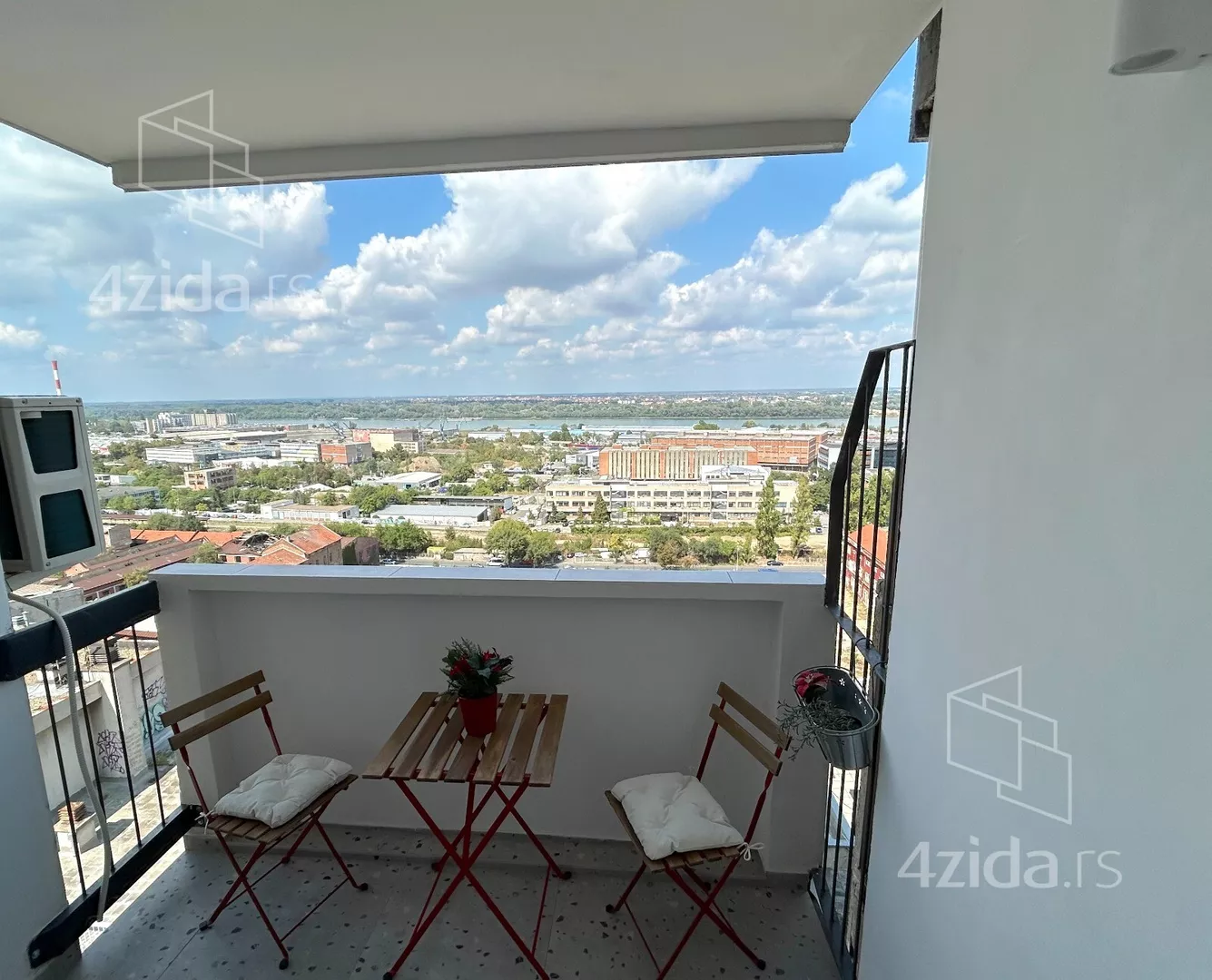 Četvoroiposoban stan | 4zida