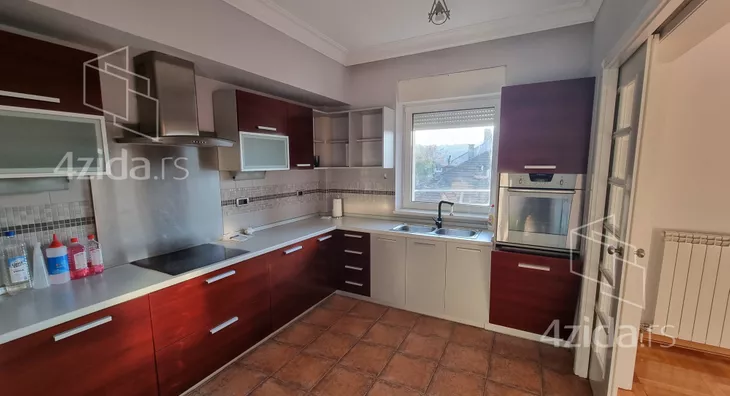 Šestoiposoban stan | 4zida