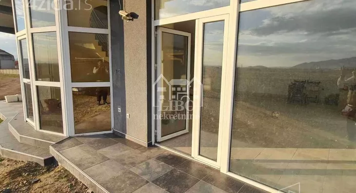 Poslovna zgrada | 4zida