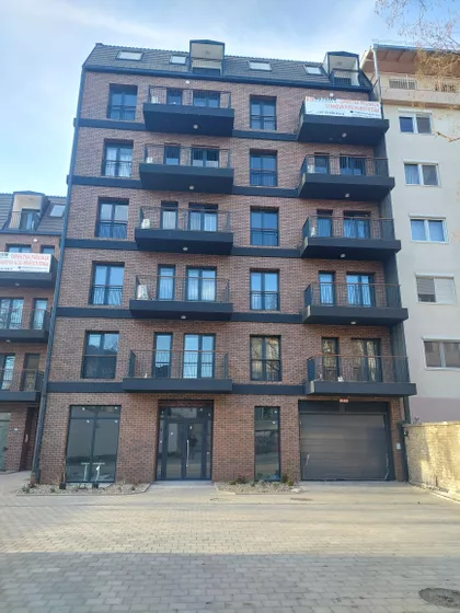 Trg Cara Jovana Nenada | 4zida.rs