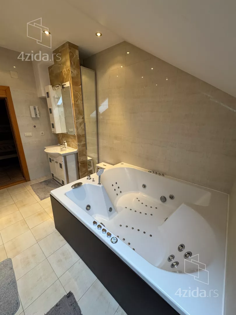 Četvoroiposoban stan | 4zida